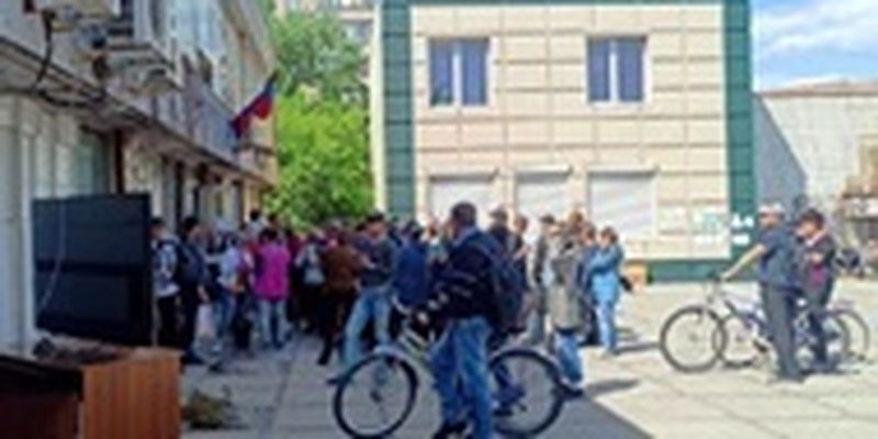 Оккупанты в Мариуполе "кормят" местных жителей пропагандой