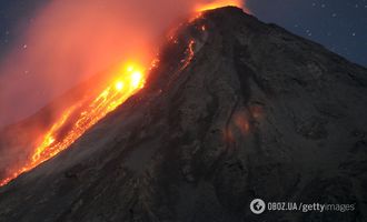 В Индонезии не на шутку разбушевался вулкан: как выглядит "огненный ад". Фото и видео