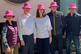 В посольстве США в Киеве новый дресс-код - розовые панамы, как у лидера Kalush