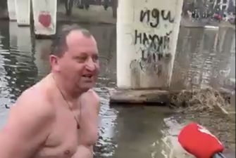 Міський голова Сум Лисенко скупався на Водохреща під мостом із примітним написом "Йди на*уй"