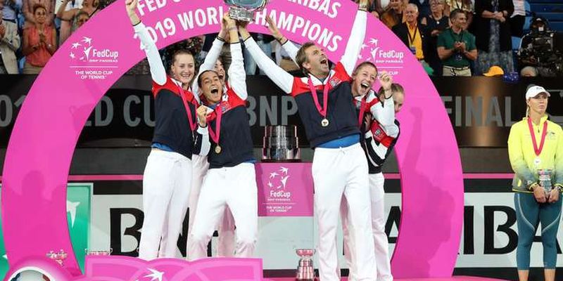 Капітан жіночої збірної Франції з тенісу зламав ногу, святкуючи перемогу в Кубку Федерації