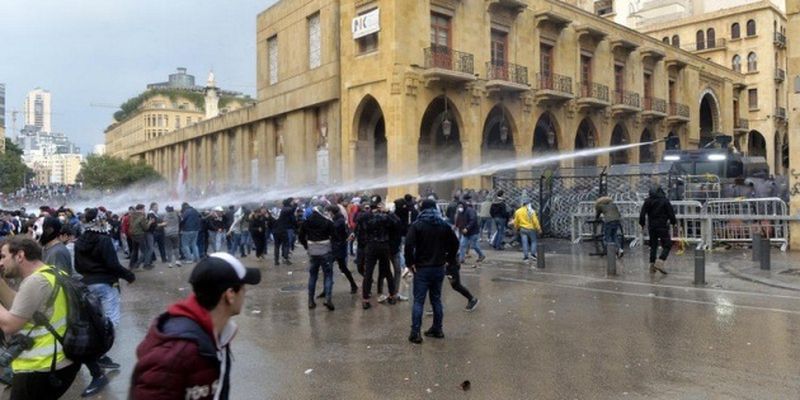 На протестах в Ливане пострадали уже более 400 человек