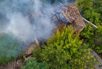 В Днепре горел заброшенный дом: во время борьбы с пламенем пострадал спасатель