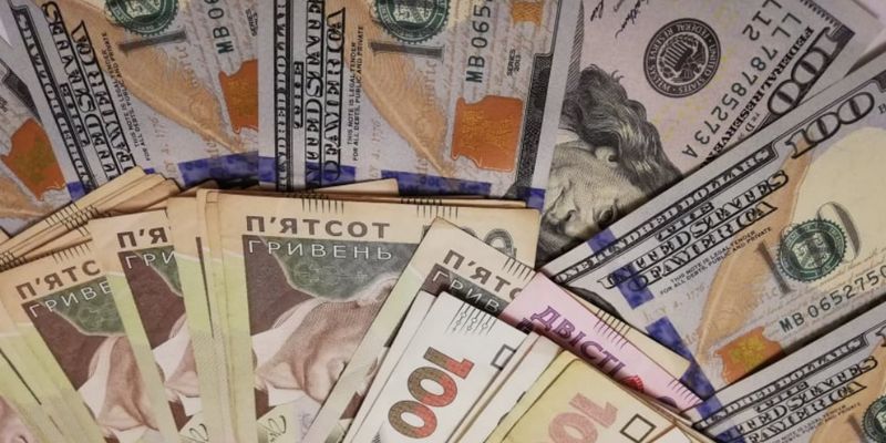 Доллар и евро подешевели в обменниках. Курс валют перед выходными