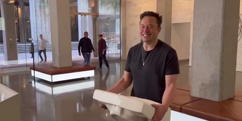 "Погружаемся": Илон Маск пришел в штаб-квартиру Twitter с раковиной