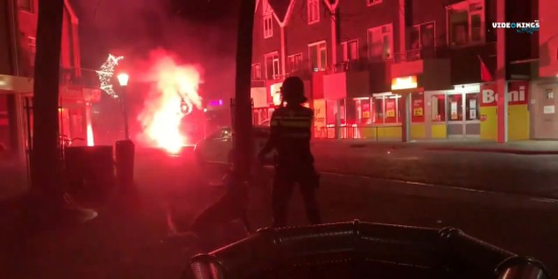 Підпалили пункт тестування, грабували крамниці й нищили авто: у Нідерландах влаштували безлади через карантин