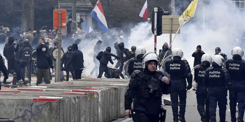 У Бельгії мітинг проти COVID-обмежень розігнали за допомогою водометів та сльозогінного газу