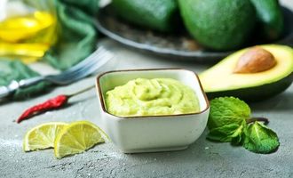 Лучше майонеза, йогурта и сметаны: универсальный соус из авокадо для любого блюда