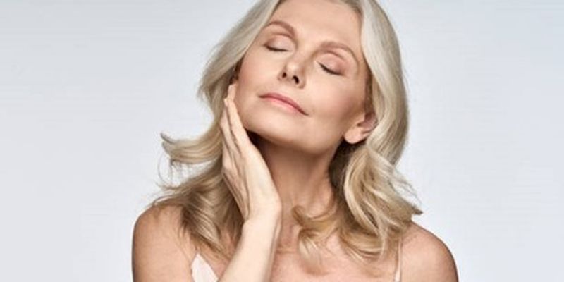 Эксперт по борьбе со старением дал советы, как выглядеть младше с помощью макияжа/Не используйте слишком много тонального крема или пудры