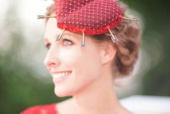 Отдых в Вене: Катя Осадчая позировала в алой шляпке с вуалью