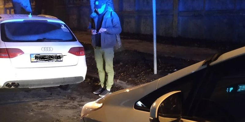 Выпал из салона авто: в Голосеево в Киеве остановили в хлам пьяного водителя на белом Audi