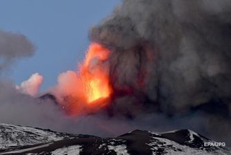 На Сицилии продолжается извержение вулкана Этна