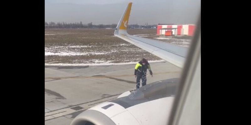 В шаге от катастрофы: пассажир заметил лишний предмет на крыле самолета рейса Одесса- Стамбул