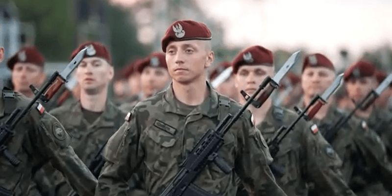 Польша отправит военных во Францию: что стало причиной