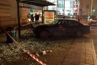 Во Львове водитель без прав въехал в остановку транспорта: есть пострадавшие