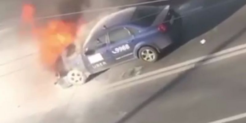 В Киеве посреди дороги загорелся Uber: появилось жуткое видео