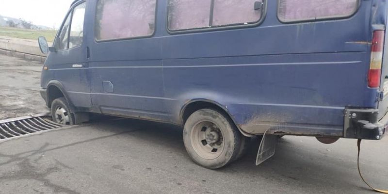 В Николаеве микроавтобус угодил в ливневую канализацию