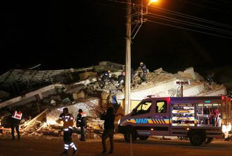 Количество жертв землетрясения в Турции растет: фото и видео