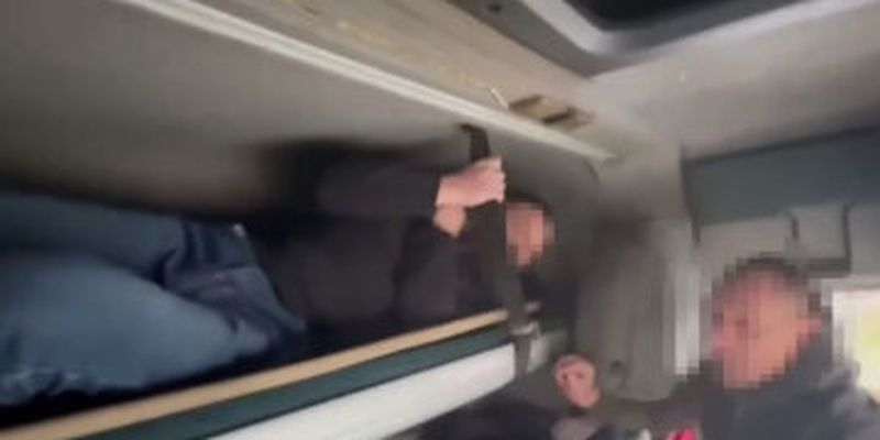 Мужчины скрылись в бельевом ящике, чтобы сбежать из Украины: кадры и подробности