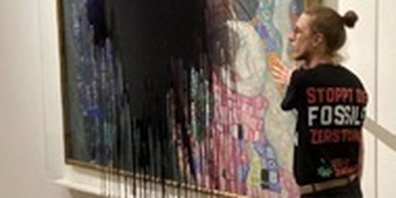 Экоактивисты облили краской картину австрийского художника Густава Климта