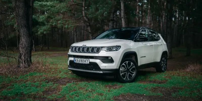 Автомобілі Jeep Compass 2024 в нових комплектаціях – уже в салонах українських офіційних дилерів Бренду