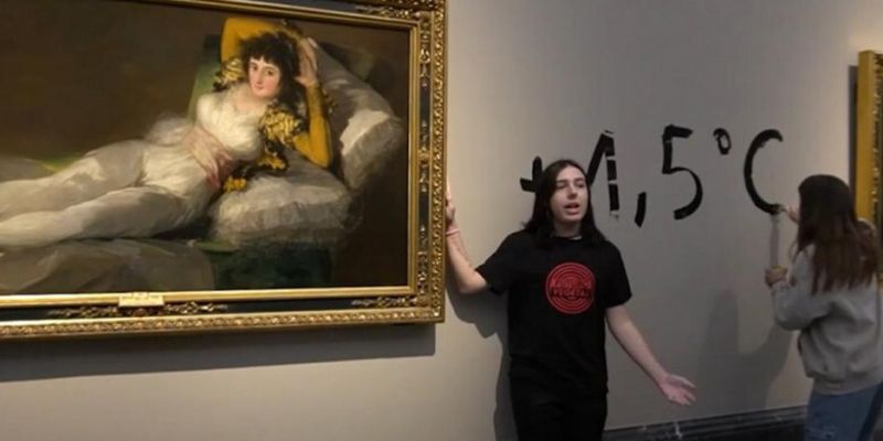 В Мадриде эко-активистки приклеили себя к картинам Франсиско-Хосе де Гойи