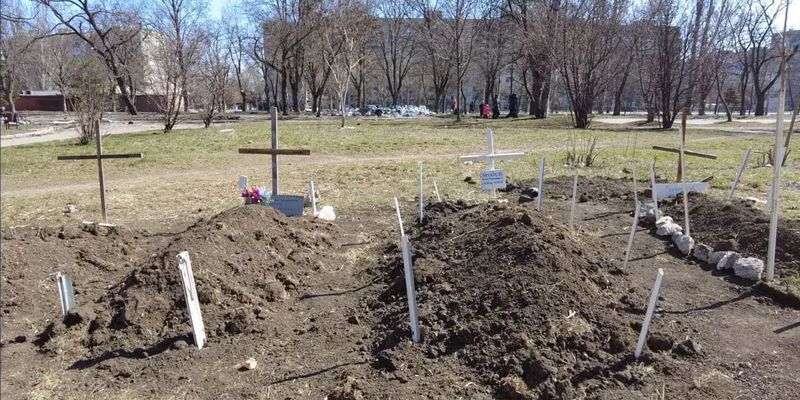 В оккупированном Мариуполе обнаружили новую братскую могилу, — советник мэра