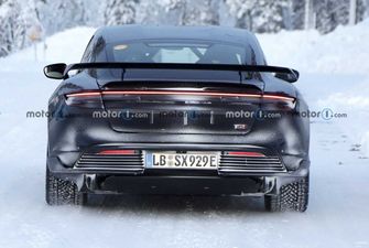 Porsche тестирует новый электромобиль Taycan с логотипом дизельного двигателя