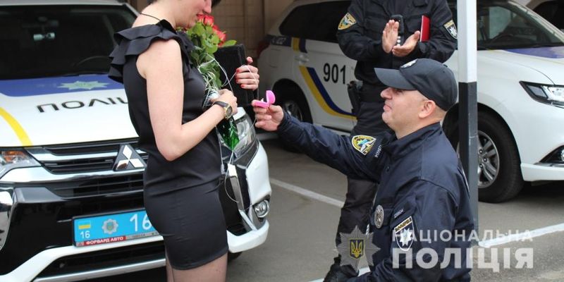 "Випробував на міцність": в Одесі спецназівець освідчився своїй обраниці, розігравши її затримання