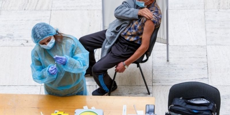 За сутки против коронавируса вакцинировали более 67 тысяч украинцев
