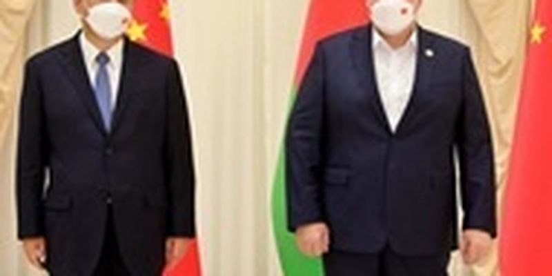 Лукашенко для встречи с Си Цзиньпином пришлось надеть маску