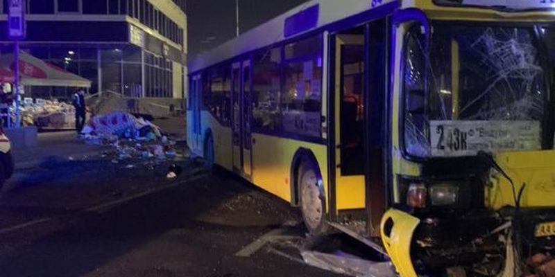 "Водій автобуса влаштував перегони": унаслідок ДТП на Видубичах у Києві загинула людина, ще двоє постраждали