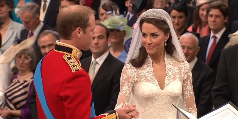 Торт и выломанные двери: в новом фильме расскажут секреты свадьбы принца Уильяма и Кейт Миддлтон