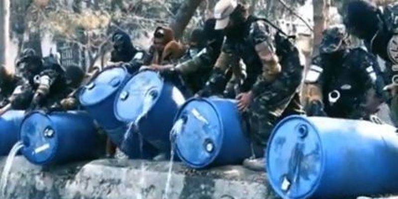 В столиці Афганістану з’явилася алкогольна “ріка”: таліби вилили близько 3000 літрів спиртного