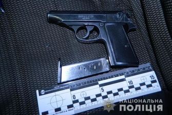 У Києві на Оболоні затримали озброєного чоловіка
