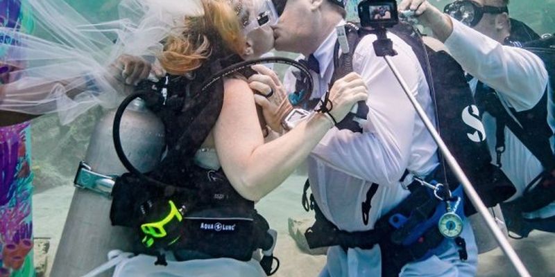 Молода пара з Канади одружилася під водою: захопливі фото та відео
