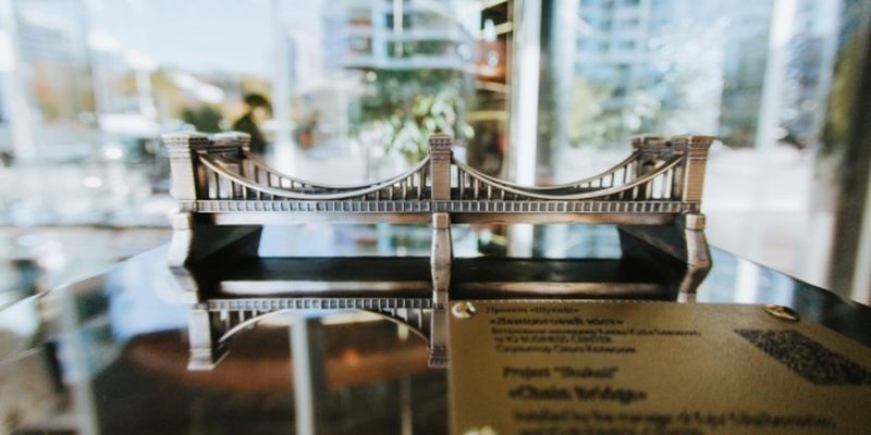 В Киеве появился миниатюрный цепной мост