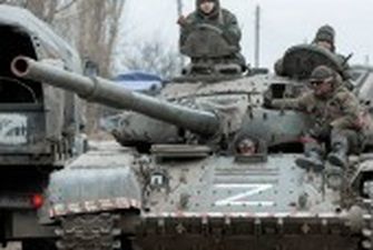 У Дніпропетровській області танк окупантів обстріляв у полі українські комбайни