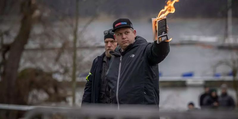 "Пока Швеция не вступит в НАТО": датчанин снова сжег Коран и обещает продолжать акцию