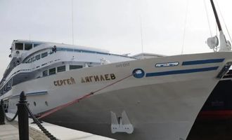 "Ждут отплытия 20 часов": 200 пассажиров застряли на круизном лайнере в Москве