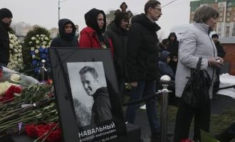РПЦ наказывает непокорных: священника отстранили от служения за молитву на могиле Навального