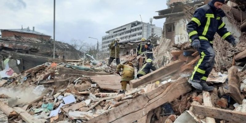 В Харькове из-под завалов зданий спасатели извлекли тела более 150 погибших