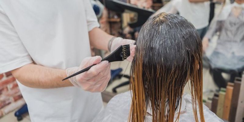 Чи можна мити волосся перед фарбуванням: корисне пояснення