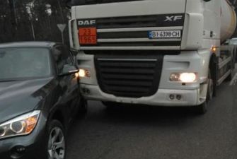 На Харьковской площади в Киеве автоледи на BMW допустила столкновение с фурой
