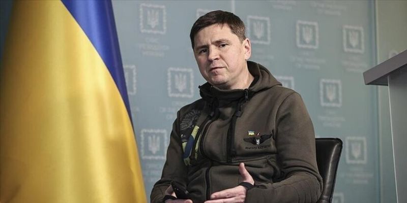 Подоляк ответил, где украинцы смогут получить загранпаспорта