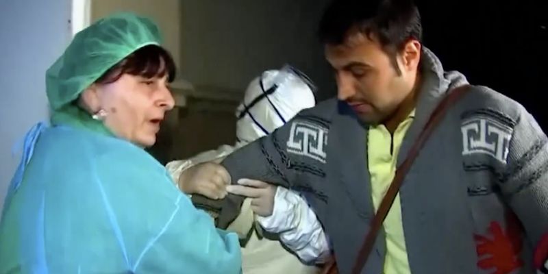 В Грузии медики силой втащили в больницу пациента с подозрением на коронавирус, когда тот говорил с журналистами