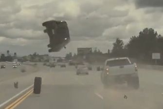 В США кроссовер Kia взлетел в воздух после столкновения с колесом от пикапа
