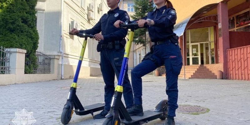 На Закарпатье запустили полицейский патруль на электросамокатах