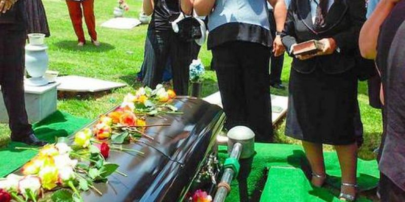 Вдруг повернул голову: очнувшийся на похоронах "покойник" испугал семью