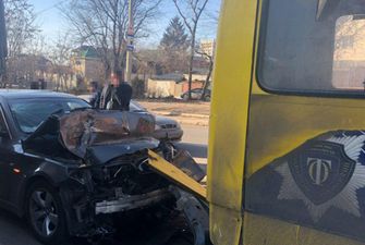 ДТП в Одессе: от столкновения с BMW пострадали пассажиры маршрутки